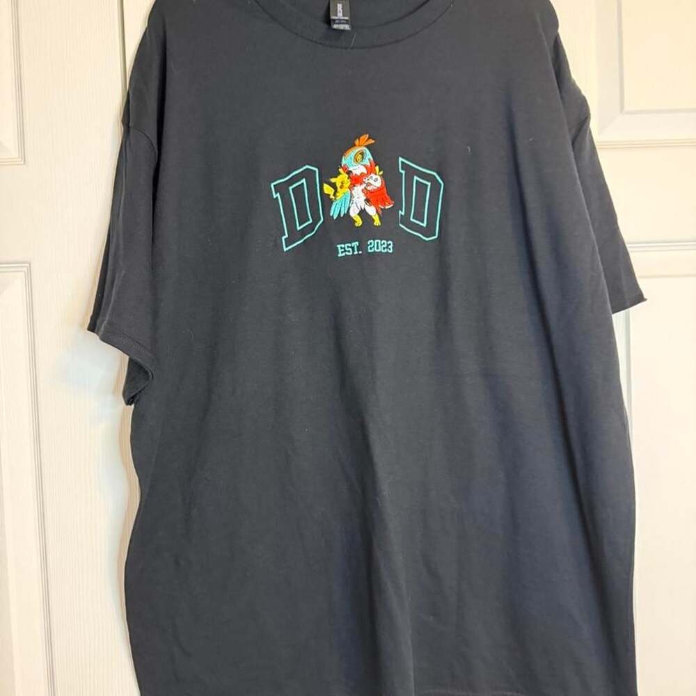 Gildan Pokémon DAD Est. 2023 Pikachu Fuecoco Embroidered T-Shirt 2XL